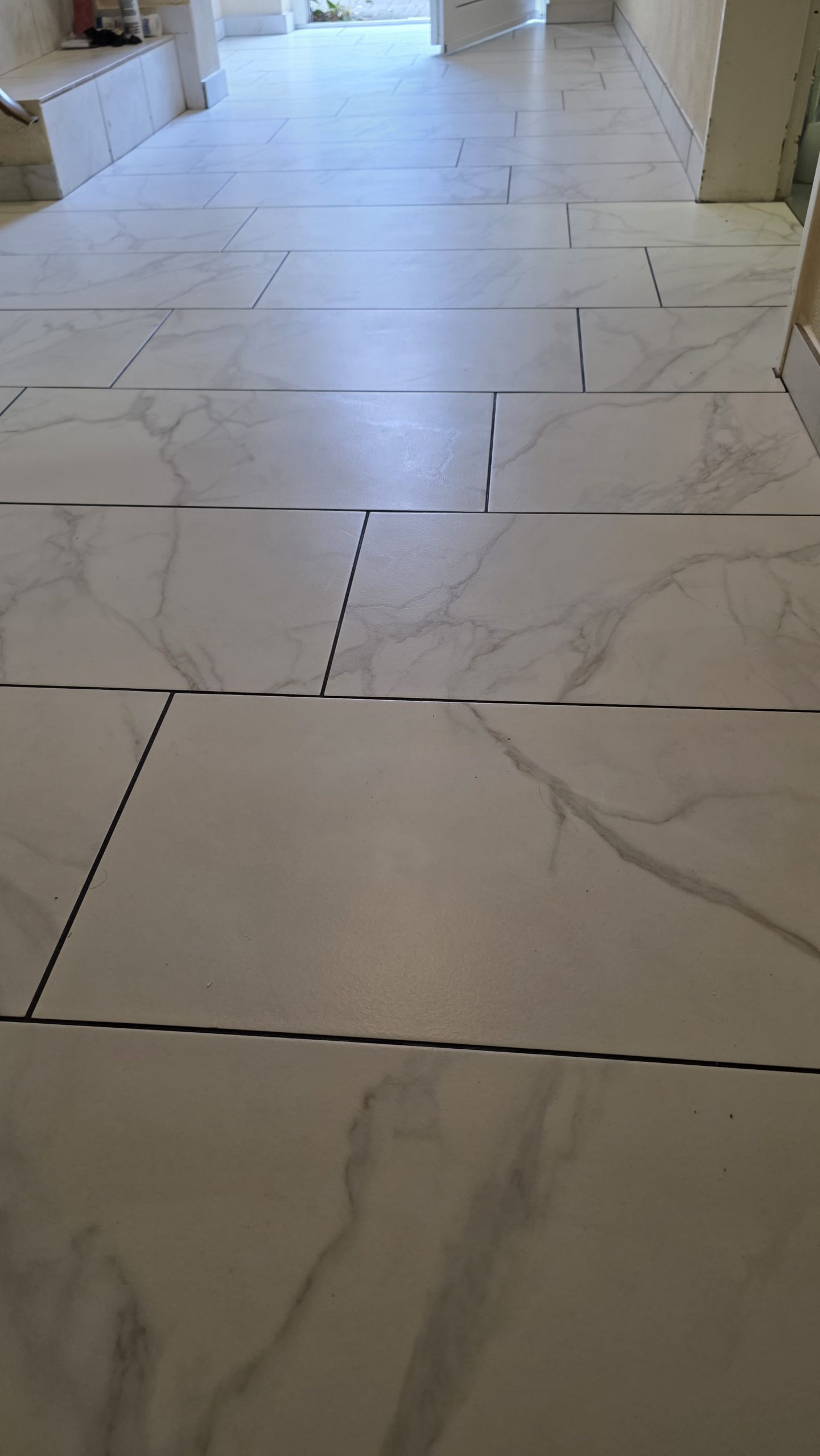 Projekt Flur - Eleganz und Präzision im Eingangsbereich - Kaspars Vitols FliesenArt